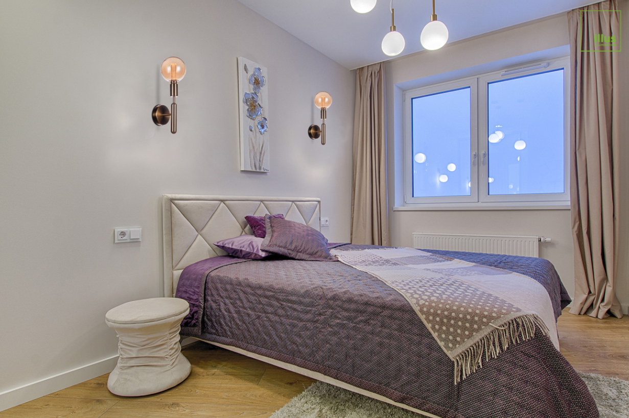 Illus-wall-luminaire-modern-elegance-in-a-cozy-hotel-room-with-purple-bed