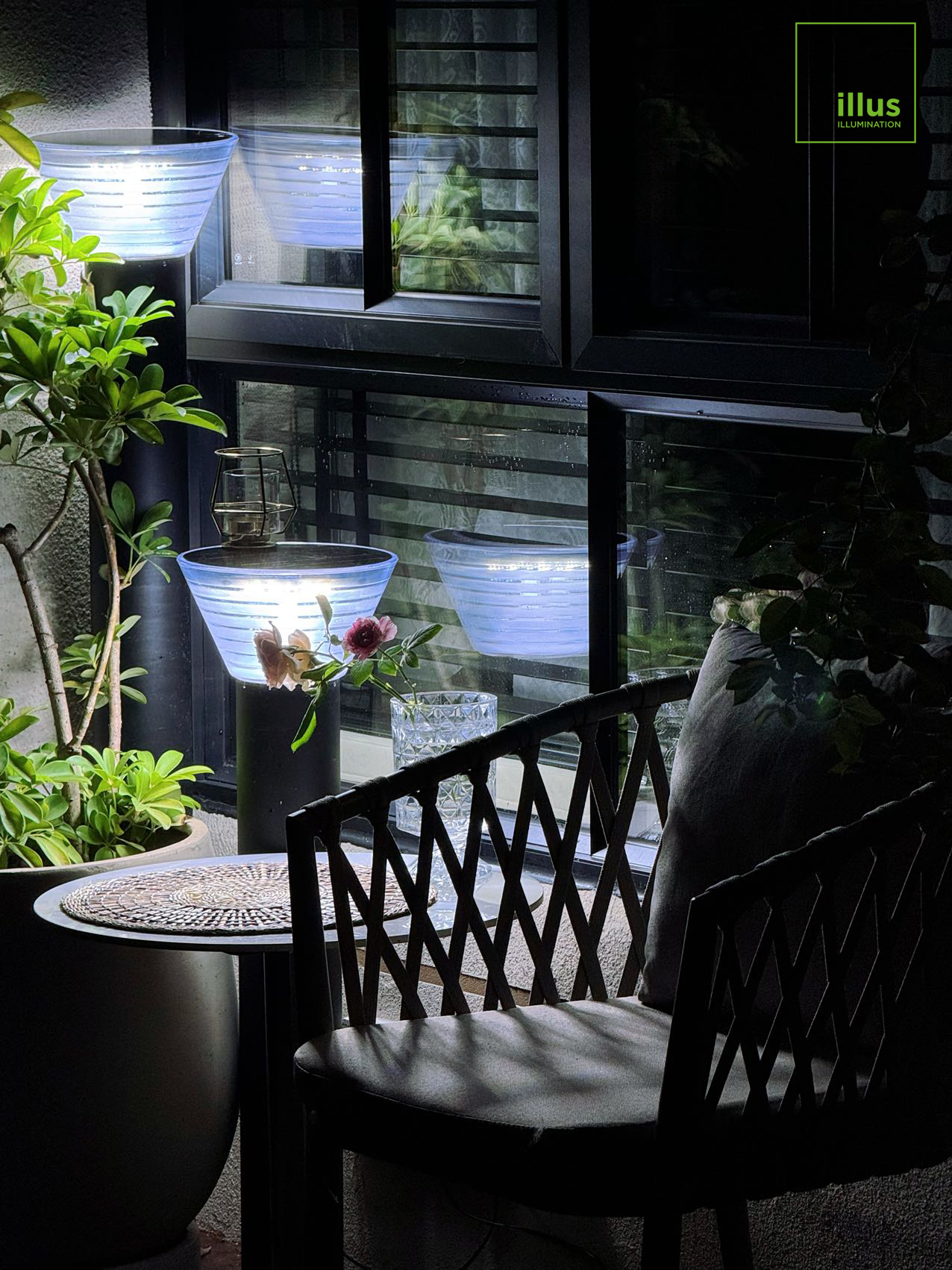 Illus-Galaxy-Series-LED-Solar -Bollard-Luminaire-installed-in-the-villa-courtyard-with-some-plants